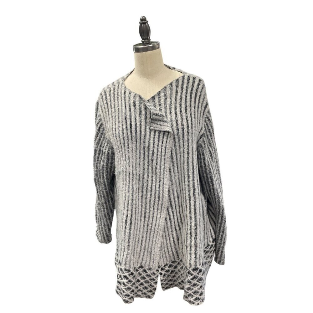 Cato Womens Plus Size 22/24W Striped Cardigan Sweater Gray & White‎